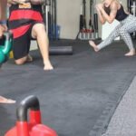 Está na moda malhar descalço?