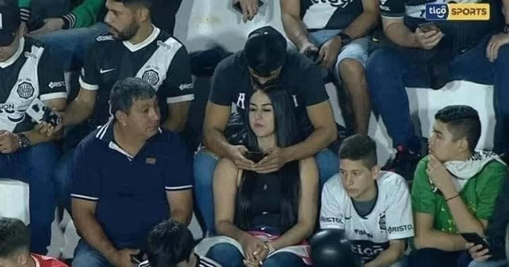 O jeito certo de usar o celular quando você tem namorada