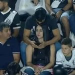 O jeito certo de usar o celular quando você tem namorada