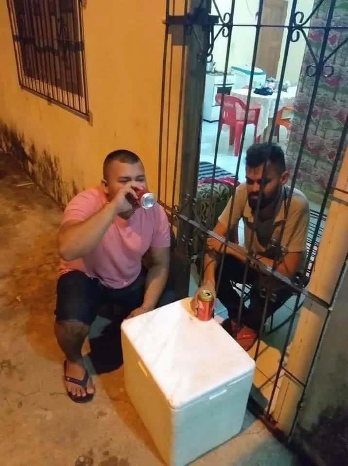 Tomando uma com meu amigo casado: Tomando uma com meu amigo casado: