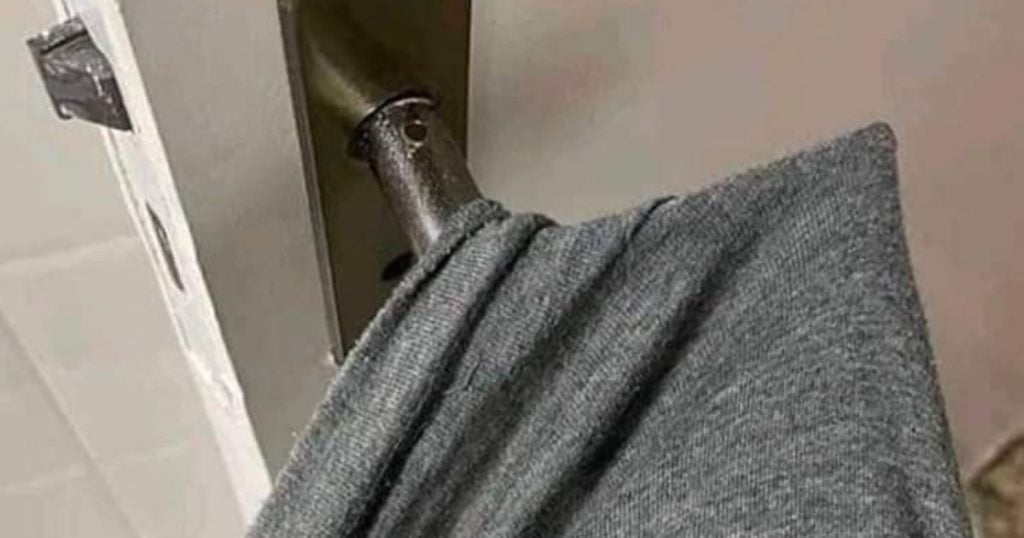 Por que as roupas prendem na maçaneta da porta