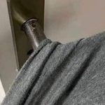 Por que as roupas prendem na maçaneta da porta