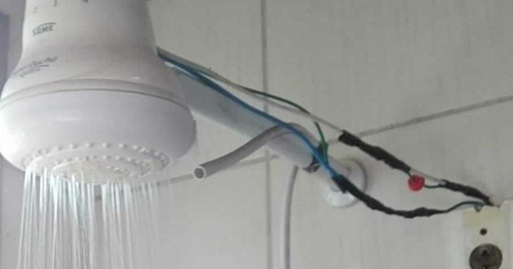Banheiro com tomada no chuveiro Banheiro com tomada no chuveiro