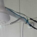 Banheiro com tomada no chuveiro