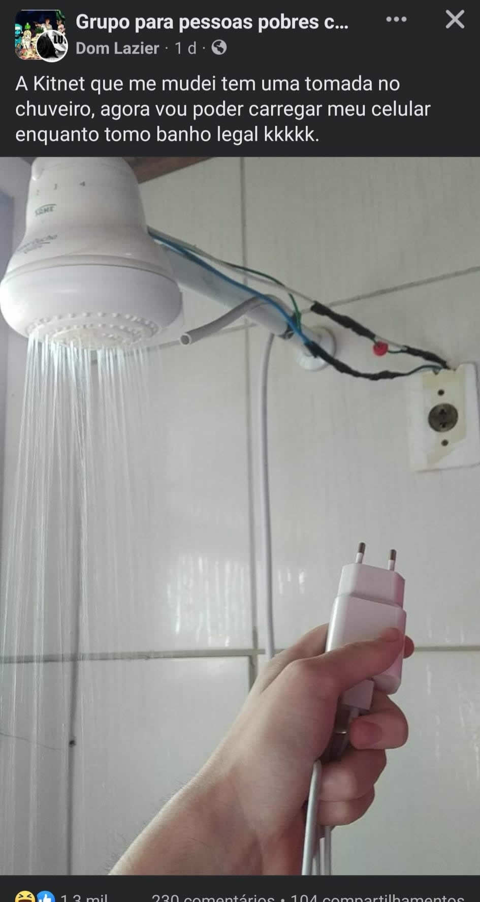 Banheiro com tomada no chuveiro