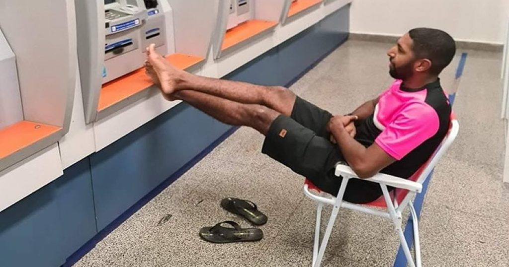 Esperando o 5° dia útil Esperando o 5° dia útil