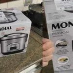 Mãe compra presente para filha