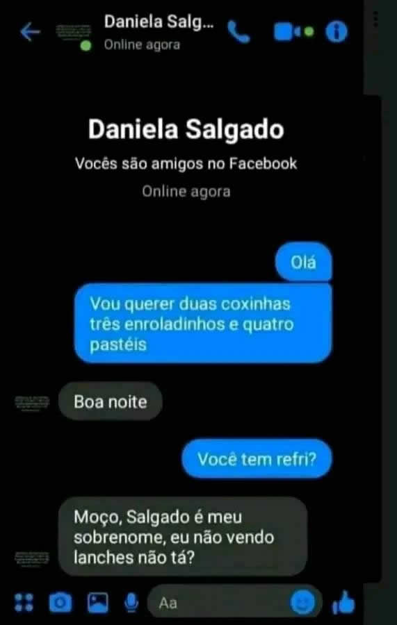 A pessoa pedindo lanches como se estivesse em um boteco