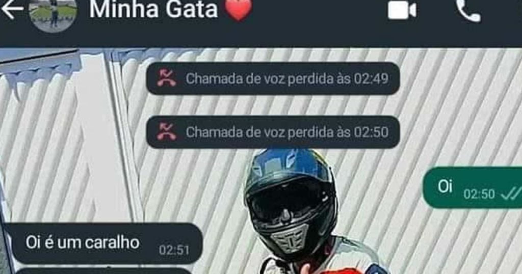 Temos um motociclista estiloso Temos um motociclista estiloso