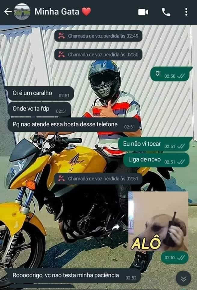 Temos um motociclista estiloso Temos um motociclista estiloso