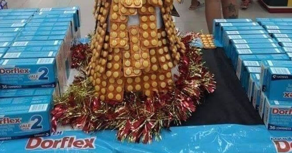 Árvore de natal do brasileiro: Decorada com Dorflex e movida a desespero