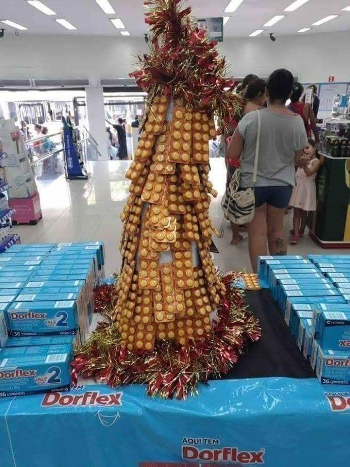 Árvore de natal do brasileiro: Decorada com Dorflex e movida a desespero Árvore de natal do brasileiro: Decorada com Dorflex e movida a desespero