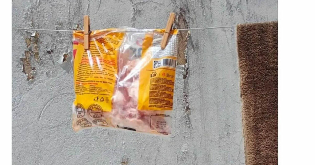 Frango no varal: Quando a criatividade derrete antes do gelo Frango no varal: Quando a criatividade derrete antes do gelo