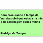 Procurando a tampa da garrafa enquanto segura ela na mão