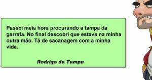 Procurando a tampa da garrafa enquanto segura ela na mão