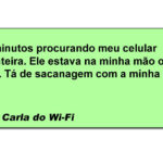 Procurando o celular pela casa inteira enquanto segura ele na mão