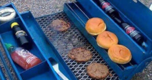 Quando o brasileiro transforma uma caixa de ferramentas em churrasqueira gourmet portátil