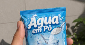 O dia em que inventaram água em pó e derrotaram o bom senso
