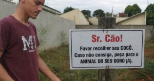 A placa que humilhou os donos de cachorro e colocou o ser humano abaixo do vira-lata