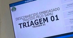 Hospital exibe “desconhecido embriagado” no painel e brasileiros criam 47 teorias imediatamente