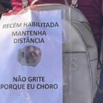 Recém-habilitada cria placa sincerona no trânsito e representa milhões de brasileiros traumatizados