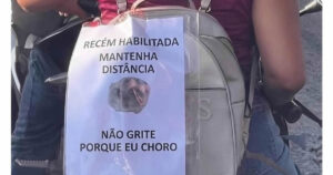 Recém-habilitada cria placa sincerona no trânsito e representa milhões de brasileiros traumatizados