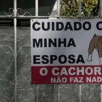 A placa mais sincera da internet já escolheu quem realmente manda na casa