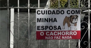 A placa mais sincera da internet já escolheu quem realmente manda na casa